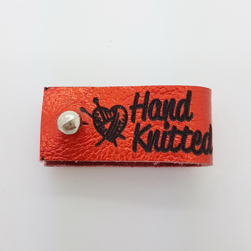 Бирка 27х12мм Hand Knitted красная, с кнопкой, натур.кожа