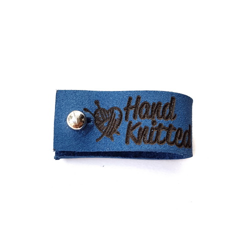 Бирка 27х12мм Hand Knitted синяя, с кнопкой, натур.кожа