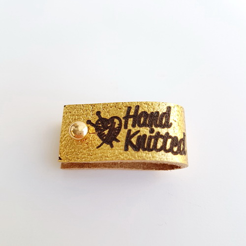 Бирка 27х12мм Hand Knitted золото, с кнопкой, натур.кожа